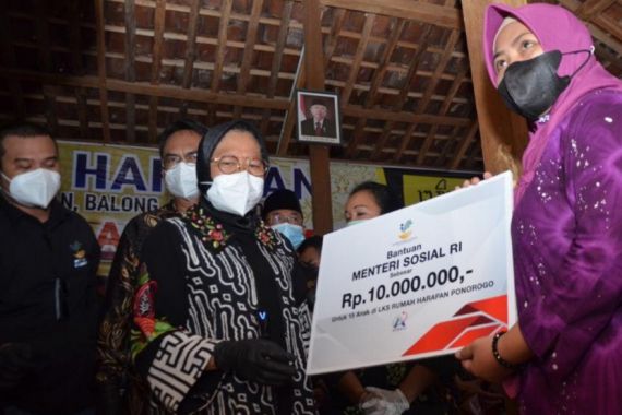 Blusukan Pertama Risma, Sapa Penyandang Disabilitas, Bawa Sambal Goreng - JPNN.COM