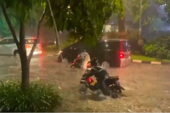 Surabaya Dilanda Banjir, Warga Diminta Menghindari Sejumlah Ruas Jalan Ini - JPNN.COM