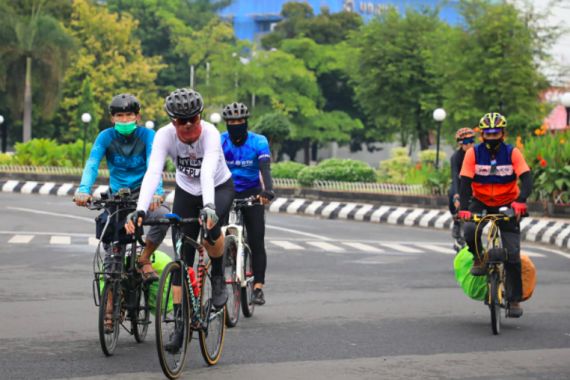 Dua Tamu Istimewa ini Menemani Pak Ganjar Gowes Keliling Semarang - JPNN.COM