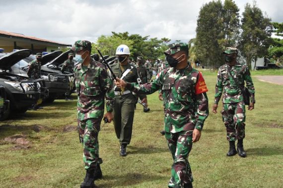 Brigjen TNI Bangun Nawoko Inspeksi Kesiapan Kendaraan Dinas Militer Korem Merauke - JPNN.COM