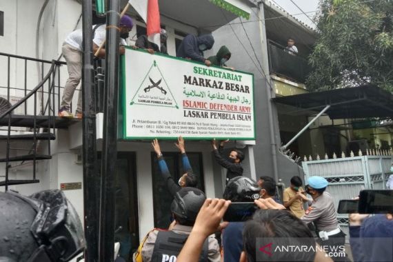 Markas FPI di Petamburan Diobok-obok Aparat, Ada yang Diamankan - JPNN.COM