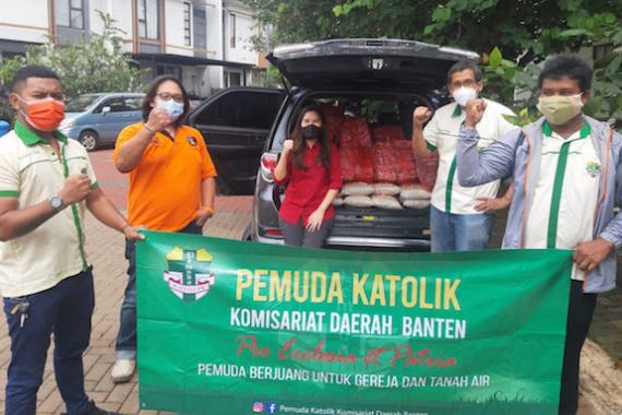 Pemuda Katolik Komda Banten Bantu Warga Terdampak Covid-19 - JPNN.COM