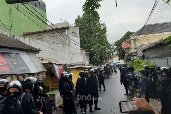 Polisi Geruduk Markas FPI Petamburan, 7 Pemuda Dibawa ke Polda Metro Jaya - JPNN.COM