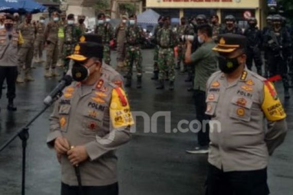 Pesan Tegas Irjen Fadil Bagi Anggota Penindak Pelanggar Prokes di Malam Tahun Baru - JPNN.COM