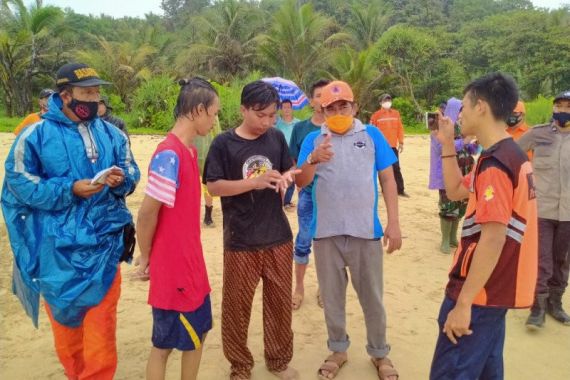 Handian Ahmad Hilang Digulung Ombak di Pantai Selatan Lebak - JPNN.COM