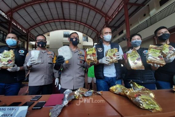 Misteri Sabu-sabu di Tangki Bensin Mobil, Polisi Curiga Bukan Berasal dari Indonesia - JPNN.COM