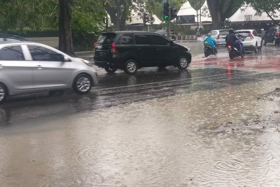 Selamat Sore, di Rumah Saja, Kota Medan Diguyur Hujan Lebat - JPNN.COM