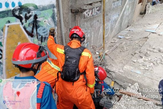 Tembok Ruko di Jagakarsa Jaksel Roboh, Satu Nyawa Melayang - JPNN.COM