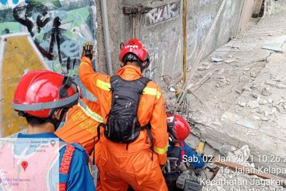 Wawan Tewas Tertimpa Tembok, Damkar Sayangkan Warga Telat Lapor - JPNN.COM