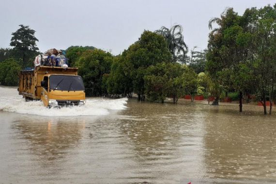 Hujan Turun 2 Hari, Jalan Utama di Kota Batam Terendam Banjir - JPNN.COM
