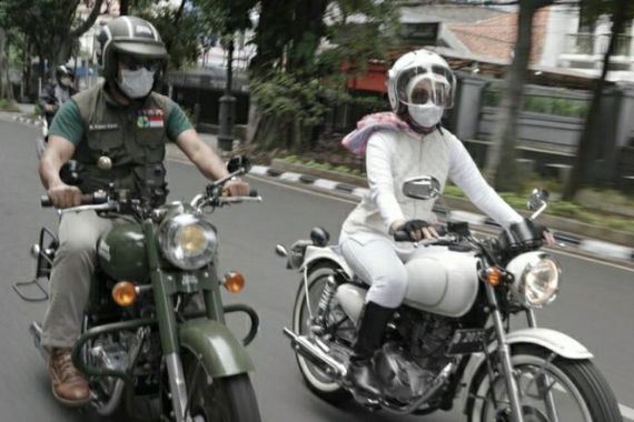 Ultah Pernikahan, Kang Emil Beri Motor Klasik untuk Istrinya, Duh Romantisnya - JPNN.COM