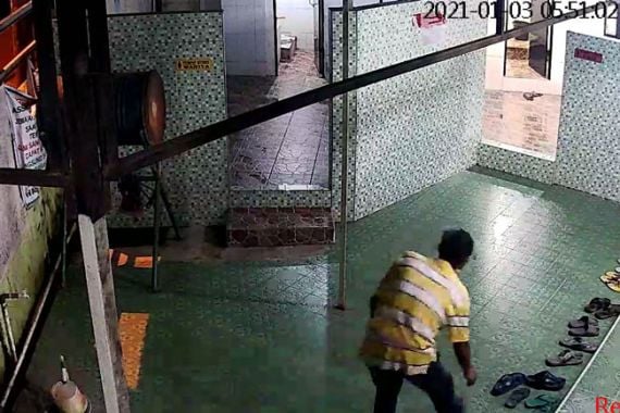 Sandal Jemaah Masjid Sering Hilang, Ini Pelakunya Terekam CCTV, Lihat Gayanya - JPNN.COM