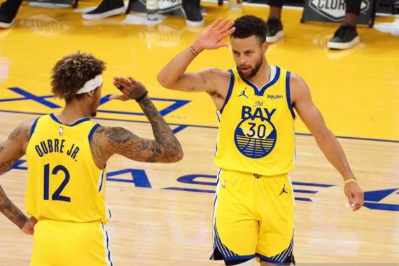 Berdirilah, Berikan Tepuk Tangan Buat Stephen Curry - JPNN.COM