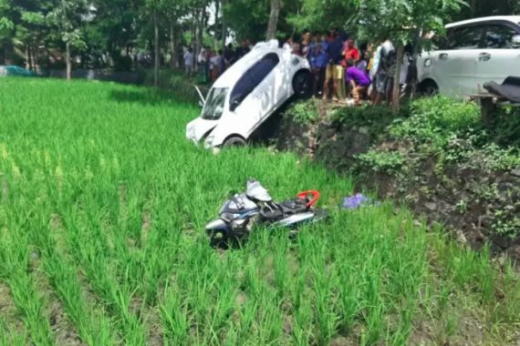 Kecelakaan Maut, Mobil dan Sepeda Motor Terjun ke Sawah, Satu Nyawa Melayang - JPNN.COM