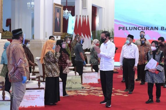 Jokowi Sampaikan Dua Pesan Saat Peluncuran Bantuan Tunai se-Indonesia 2021 - JPNN.COM