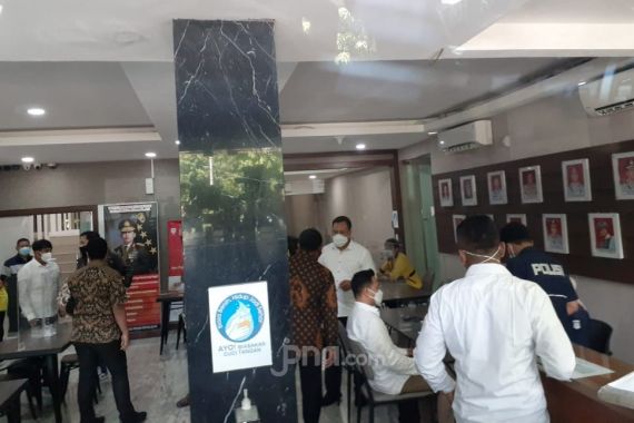 Kenakan Kemeja Putih, Nobu Tiba di Polda Metro Jaya, Gisel Mana? - JPNN.COM