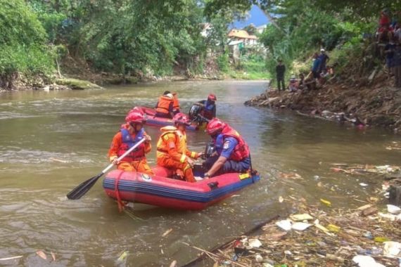 Bersihkan Sampah di Sungai Ciliwung, Petugas UPK Badan Air Temukan Mayat Wanita - JPNN.COM