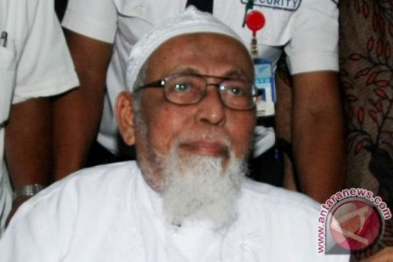 Abu Bakar Ba'asyir Bebas Usai Salat Subuh Diiringi Ambulans - JPNN.COM