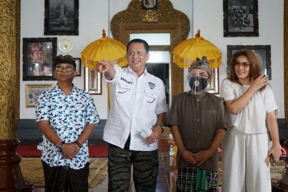 Bamsoet Melayat Jenazah Putra Raja Klungkung Bali Tjokorda Gede Agung - JPNN.COM