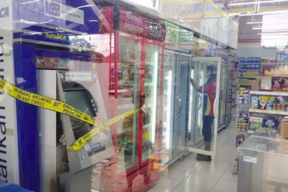 Mesin ATM di Minimarket Dibobol dengan Las, Perampok Gondol Sejumlah Uang Tunai - JPNN.COM