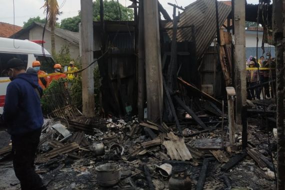 Detik-detik Kebakaran Hebat di Cimuning Bekasi, Terjadi Ledakan, 3 Orang Tewas - JPNN.COM