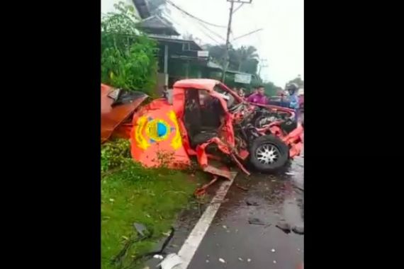 Kecelakaan Maut Mobil Operasional BPBD vs Truk di Pringgabaya, 1 Tewas dan 2 Kritis - JPNN.COM