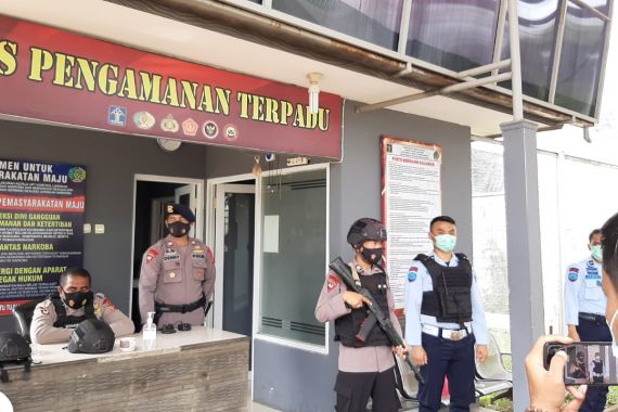 Polisi Bersenjata Lengkap Bersiaga di Lapas Gunungsindur Bogor - JPNN.COM