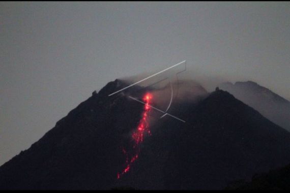 Blarrr, Gunung Merapi 9 Kali Keluarkan Guguran Lava Pijar - JPNN.COM