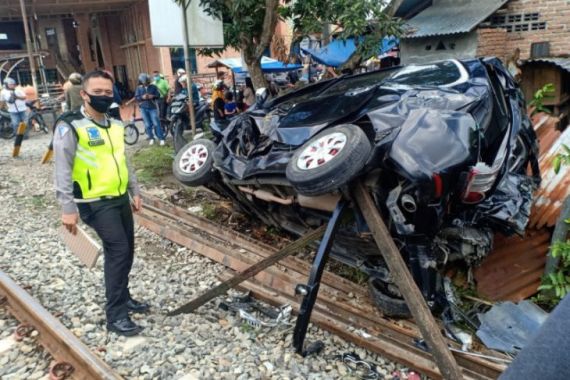 Kecelakaan di Perlintasan Kereta Api, Mobil Totoya Avanza Remuk, Nih Penampakannya - JPNN.COM