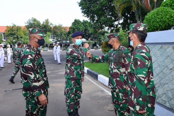 Didatangi Tim Reviu Itjenal, Danlantamal V Laksma TNI Mohammad Zaenal Langsung Perintahkan Prajurit Lakukan Ini - JPNN.COM