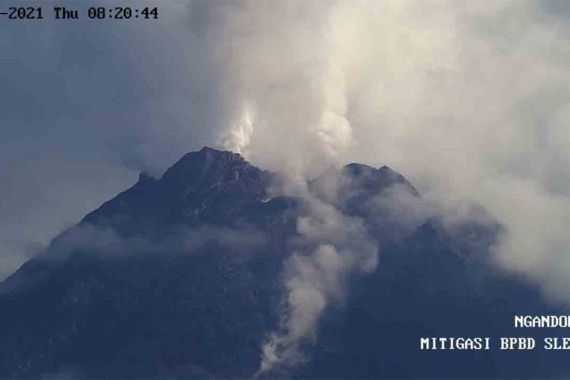 Penampakan Gunung Merapi Pagi Tadi, Ada Awan Panas, Siaga - JPNN.COM