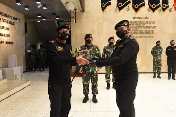 Selamat, Kapolri Jenderal Idham Azis Resmi Jadi Warga Kehormatan Kapal Selam - JPNN.COM