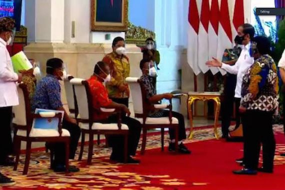 Presiden Jokowi Serahkan SK Hutan Sosial, Hutan Adat dan TORA, Begini Perinciannya - JPNN.COM