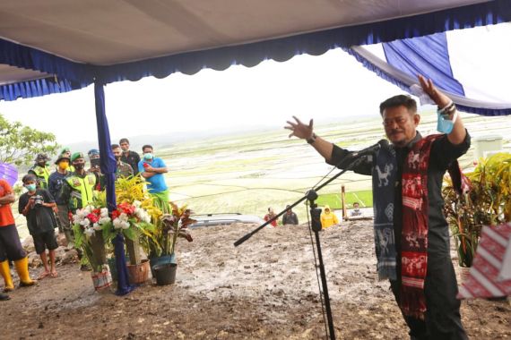 Diguyur Hujan, Semangat Mentan Tinjau Food Estate Sumba Tengah tak Surut - JPNN.COM