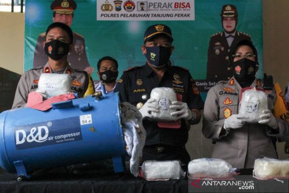Kerja Sama BC dan Polisi Tanjung Perak Surabaya Berbuah Manis - JPNN.COM