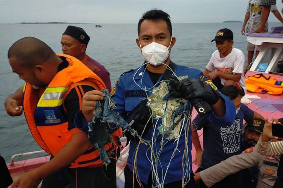 7 Sukarelawan IDRT Menyelam ke Perairan Kepulauan Seribu Cari Puing Pesawat Sriwijaya Air SJ182 - JPNN.COM