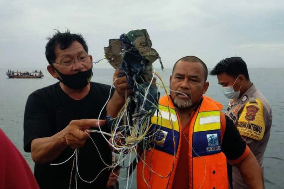 Lihat, Kabel dan Serpihan Sriwijaya Air SJ182 - JPNN.COM