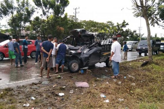 Pikap Ringsek Usai Tabrak Truk Berhenti, Satu Nyawa Melayang - JPNN.COM