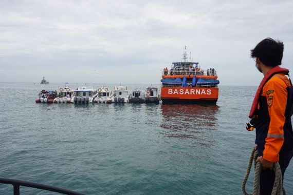 Patroli Laut Bea Cukai Bergabung dengan Basarnas Cari SJ 182 - JPNN.COM