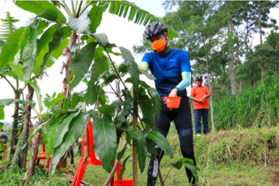 Ganjar Ajak Warga Menanam Pohon untuk Mengurangi Stres dan Menjaga Imun Tubuh - JPNN.COM