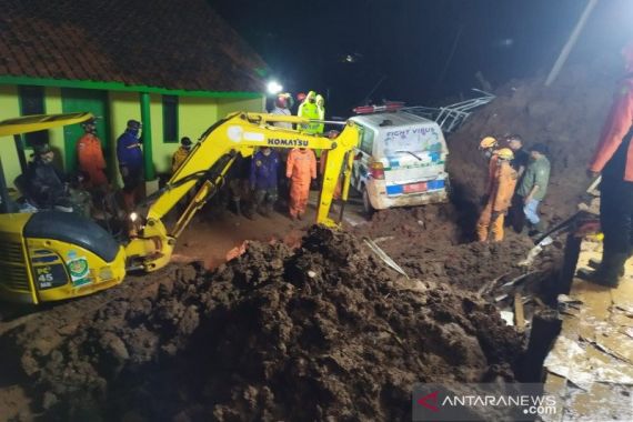 Longsor di Sumedang, Belasan Warga Ditemukan Tewas, 8 Orang Masih Dicari - JPNN.COM