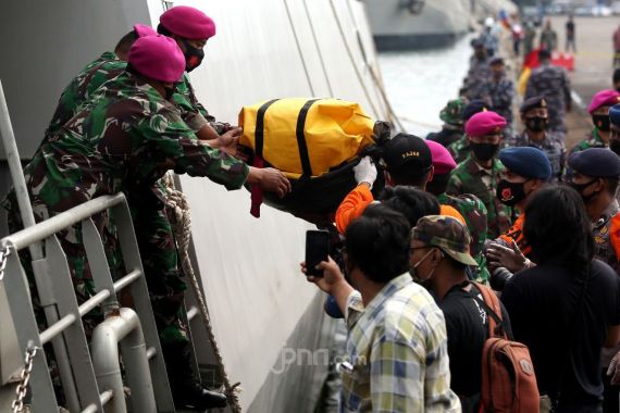 Begini Reaksi Warga Pulau Lancang Begitu Tahu Suara Menggelegar itu Pesawat Jatuh - JPNN.COM