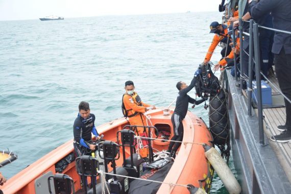 Evakuasi Sriwijaya Air SJ-182, Kapal Patroli Bea Cukai Kerahkan Penyelam - JPNN.COM
