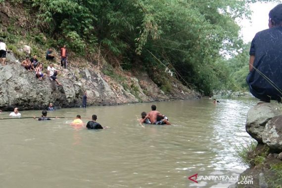 Santri Hilang Terbawa Arus Sungai Leuwi Lengsir Cianjur - JPNN.COM