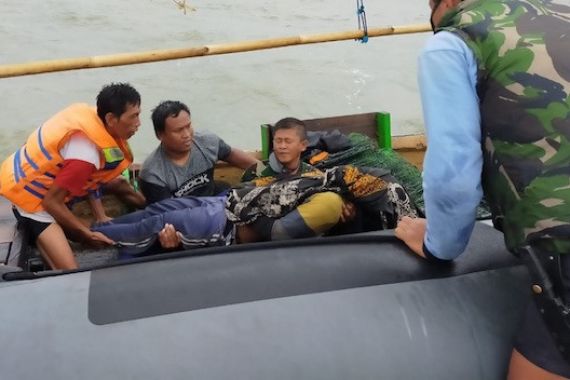 Tim SAR TNI AL Untuk Korban Pesawat Sriwijaya Air SJ-182 Bantu Evakuasi Nelayan Tenggelam - JPNN.COM