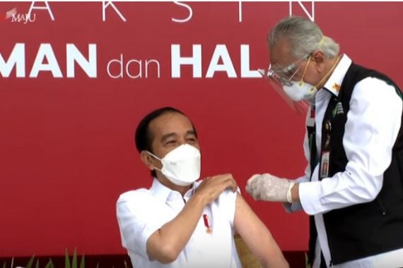 Dokter Abdul Grogi saat Memvaksin Presiden Jokowi, Tangannya Gemetar - JPNN.COM