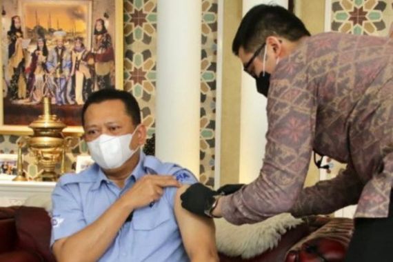 Ketua MPR Disuntik Vaksin Covid-19 Tahap Kedua, Sama Dengan Yang Disuntikkan ke Presiden Jokowi - JPNN.COM