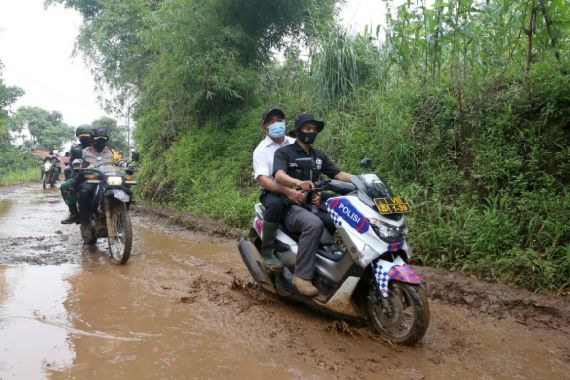 Lihat, Menteri Muhadjir Membonceng Sepeda Motor ke Lokasi Longsor - JPNN.COM