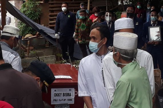 Air Mata Aldha Refa Berderai Menerima Jenazah Pramugara Sriwijaya Air Okky Bisma - JPNN.COM