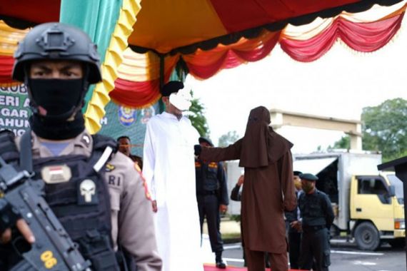 Terbukti Berzina, Pasangan Kekasih di Aceh Dicambuk 100 Kali - JPNN.COM